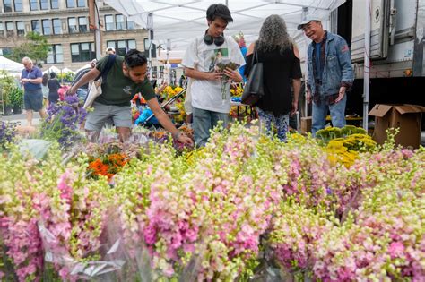 Farmers markets thrive as customers and vendors who latched on during the pandemic remain loyal